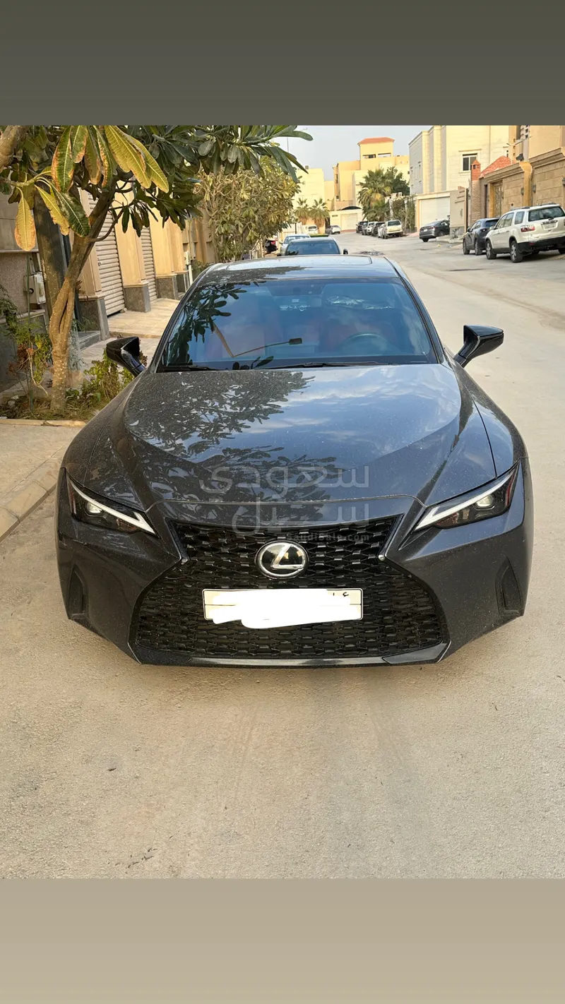 2024 لكزس آي إس 300