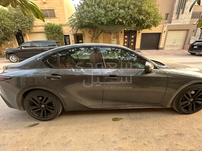 2024 لكزس آي إس 300