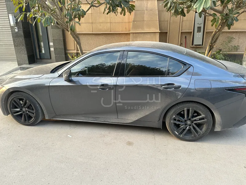 2024 لكزس آي إس 300