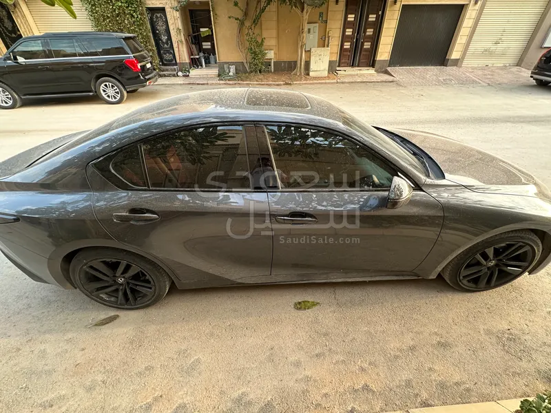 2024 لكزس آي إس 300