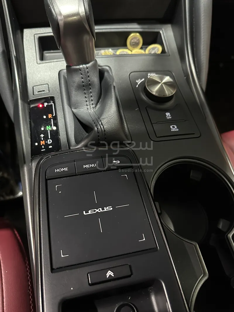 2024 لكزس آي إس 300