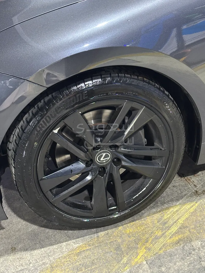 2024 لكزس آي إس 300