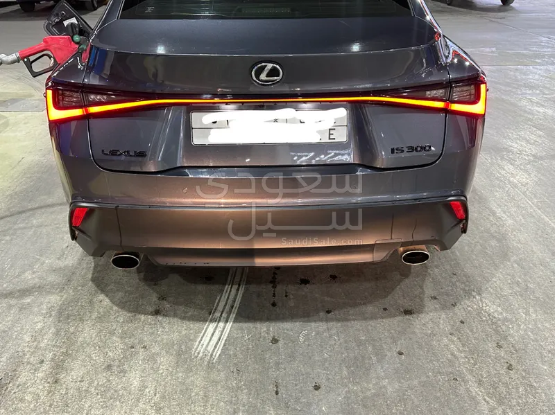 2024 لكزس آي إس 300