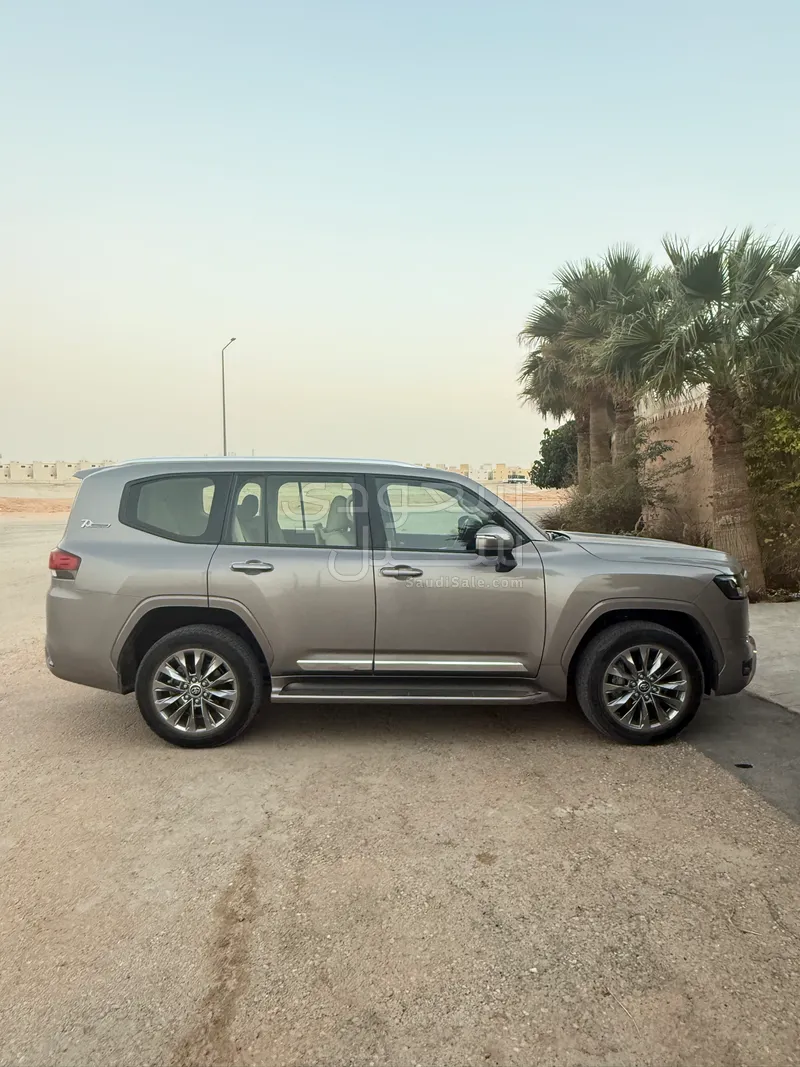 2022 تويوتا لاند كروزر جي اكس ار