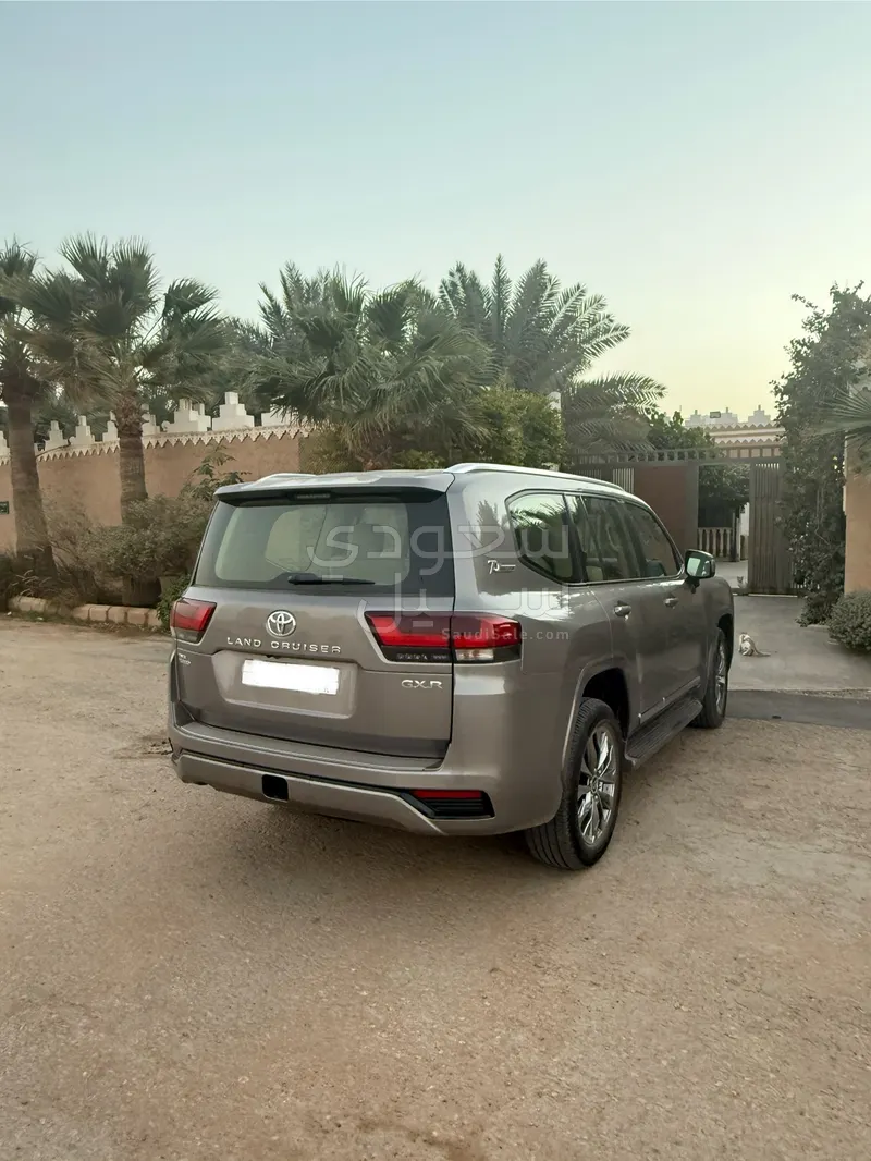 2022 تويوتا لاند كروزر جي اكس ار