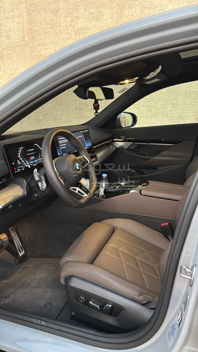 2024 بي ام دبليو الفئة الخامسة 520 أي إم كت