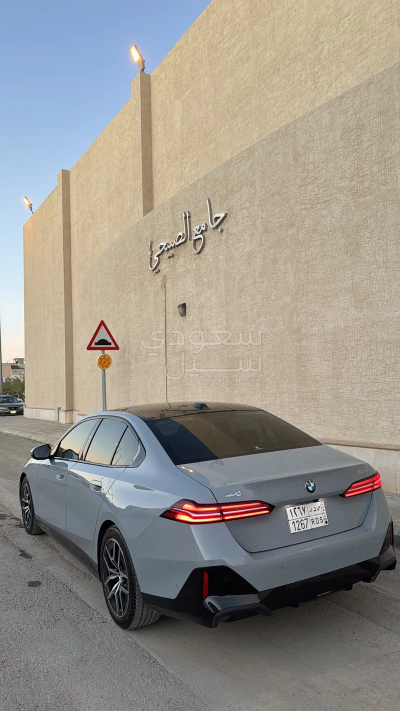 2024 بي ام دبليو الفئة الخامسة 520 أي إم كت