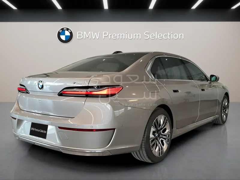 2026 بي ام دبليو الفئة السابعة 735أي