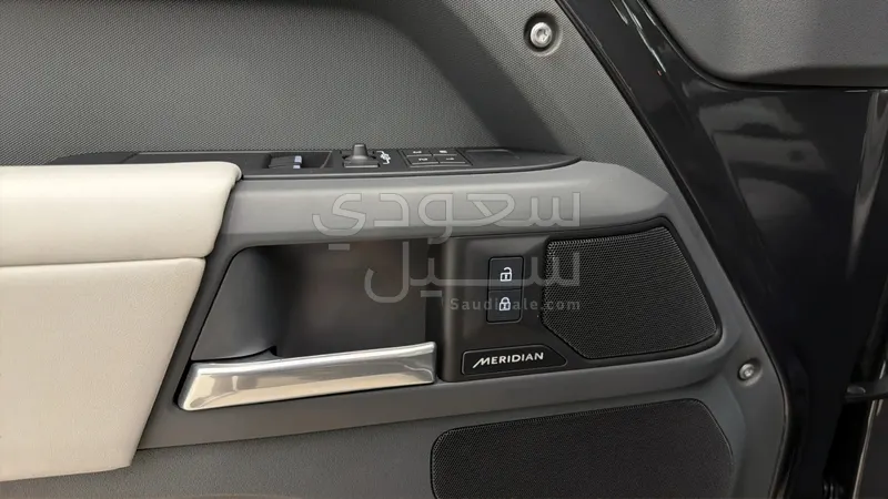 2025 لاند روفر ديفيندر اتش اس اي