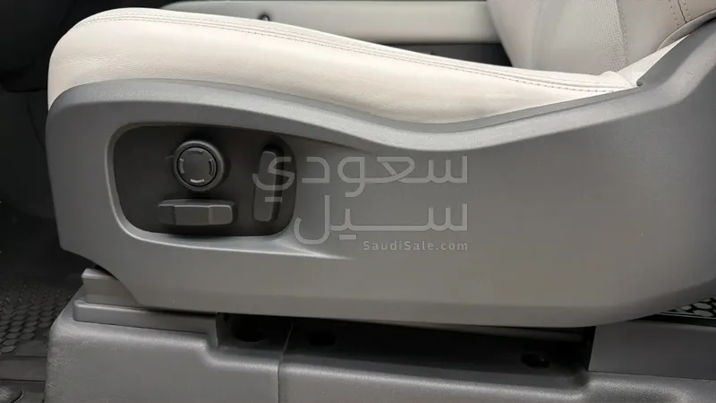 2025 لاند روفر ديفيندر اتش اس اي