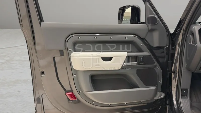 2025 لاند روفر ديفيندر اتش اس اي