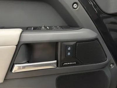 2025 لاند روفر ديفيندر اتش اس اي