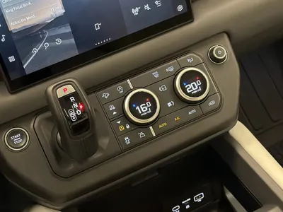 2025 لاند روفر ديفيندر اتش اس اي