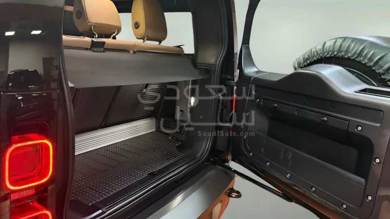 2025 لاند روفر ديفيندر اتش اس اي