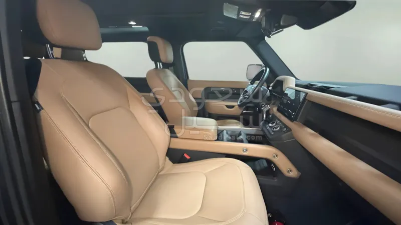 2025 لاند روفر ديفيندر اتش اس اي