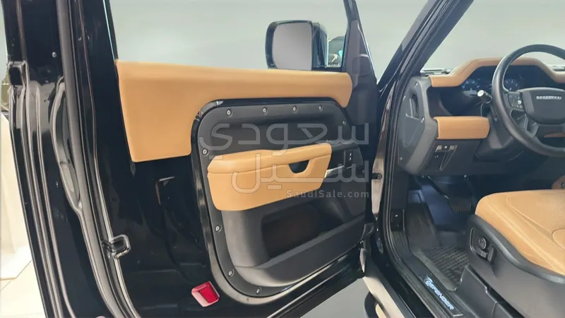 2025 لاند روفر ديفيندر اتش اس اي