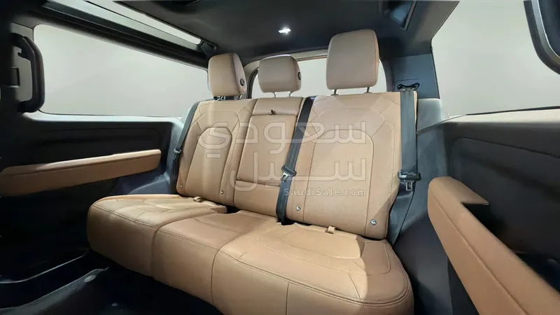 2025 لاند روفر ديفيندر اتش اس اي