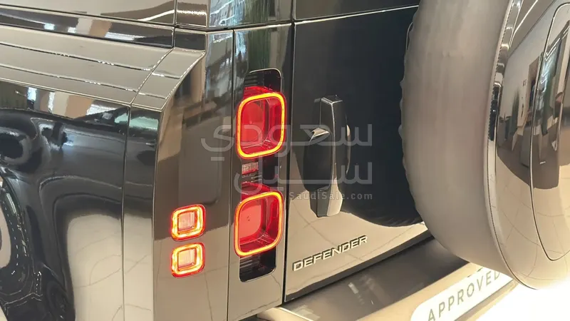 2025 لاند روفر ديفيندر اتش اس اي