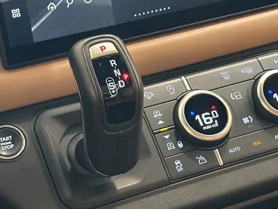 2025 لاند روفر ديفيندر اتش اس اي