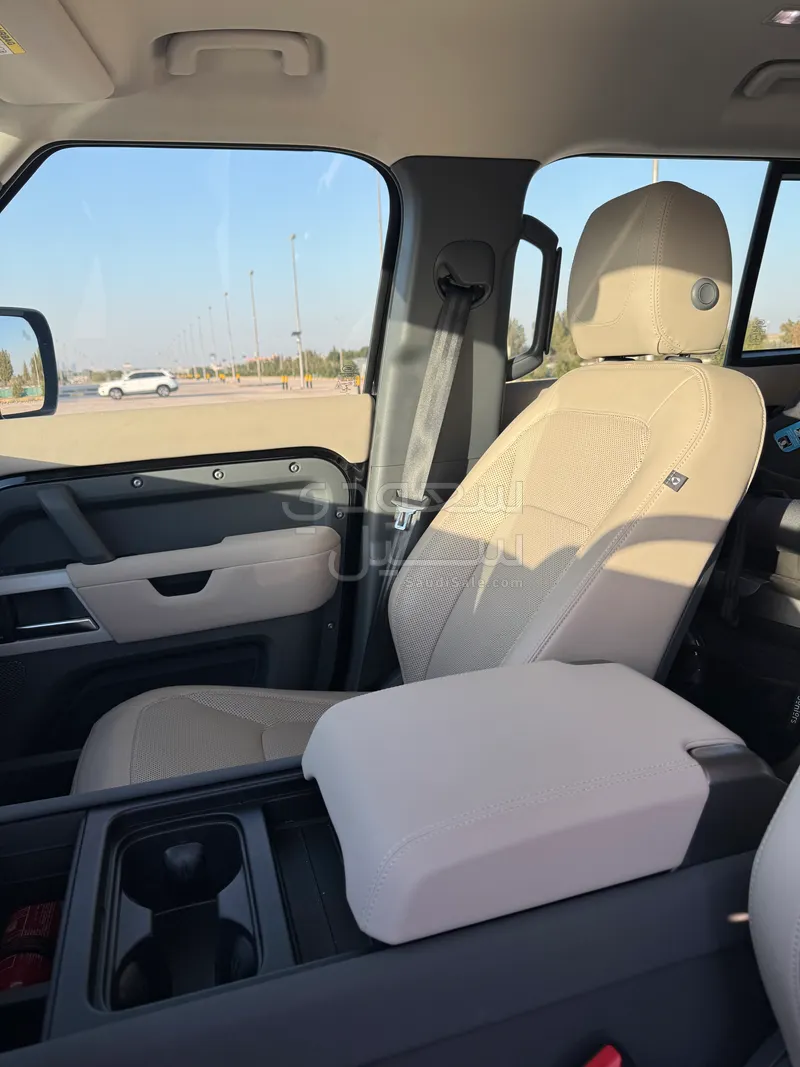 2023 لاند روفر ديفيندر 110