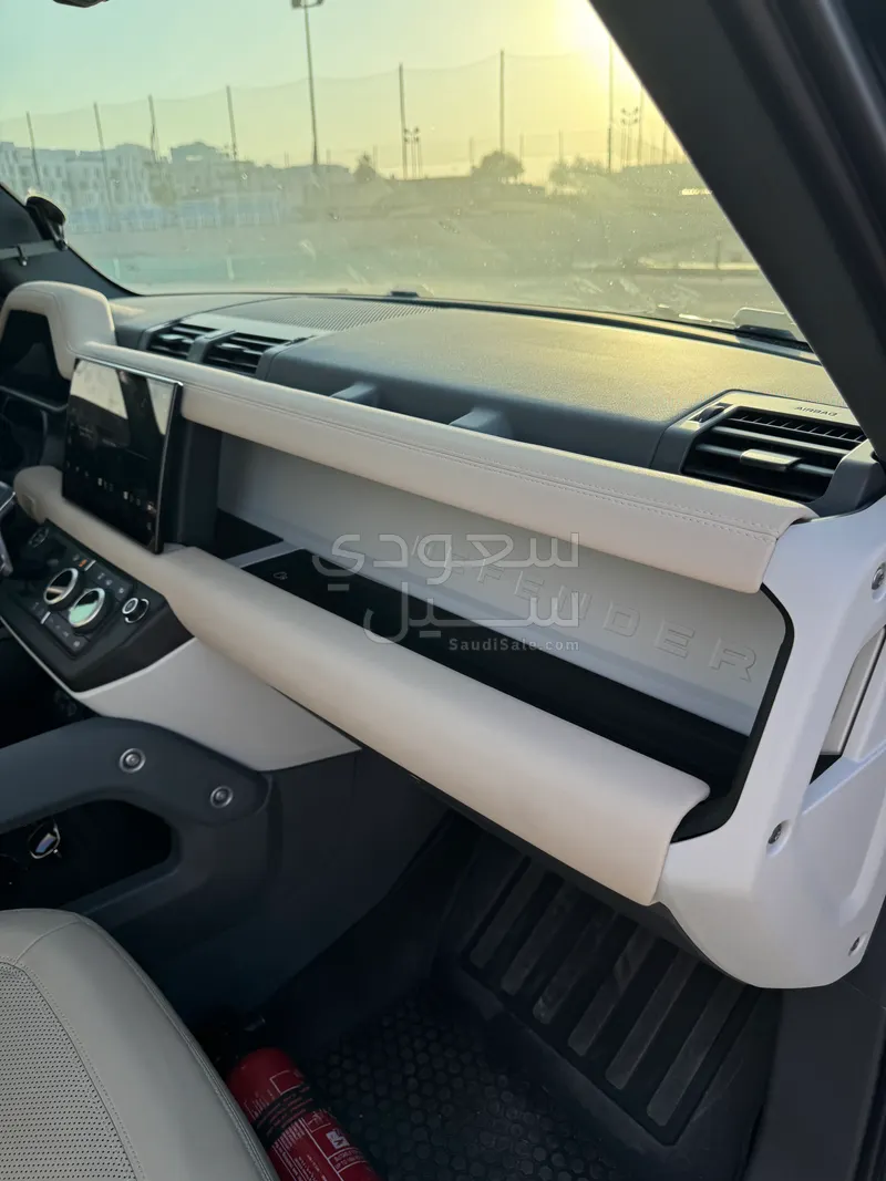 2023 لاند روفر ديفيندر 110