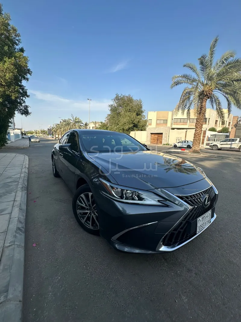 2023 لكزس إي إس 250