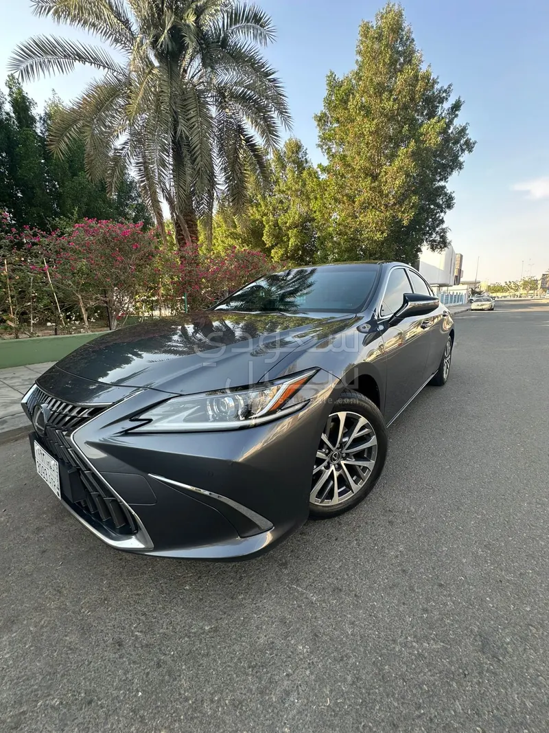2023 لكزس إي إس 250