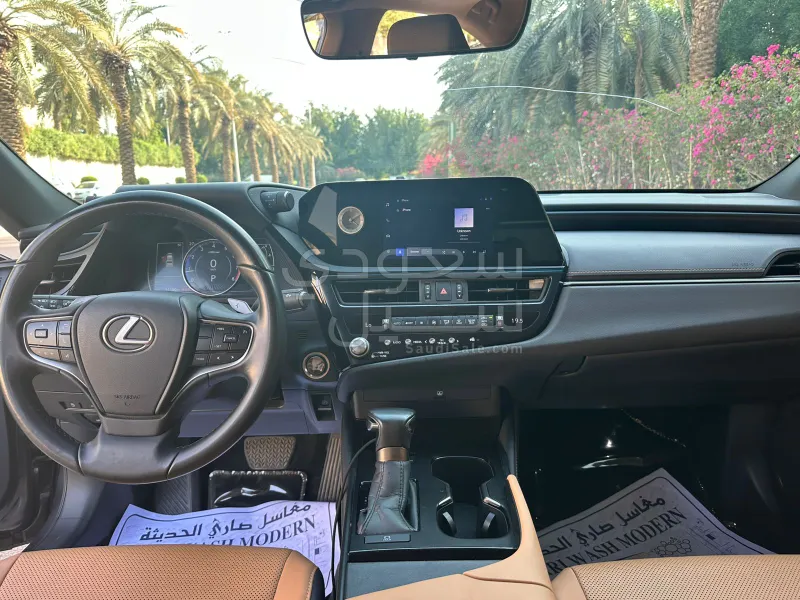 2023 لكزس إي إس 250