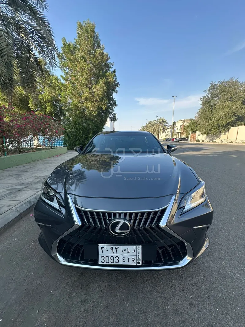 2023 لكزس إي إس 250