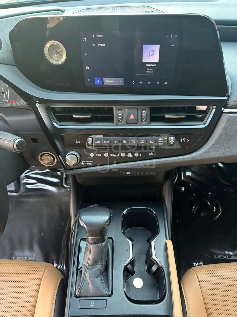 2023 لكزس إي إس 250