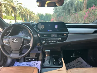 2023 لكزس إي إس 250