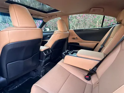 2023 لكزس إي إس 250