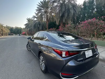 2023 لكزس إي إس 250