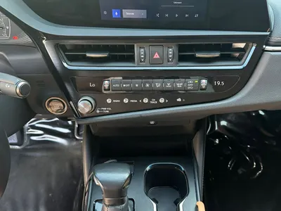 2023 لكزس إي إس 250