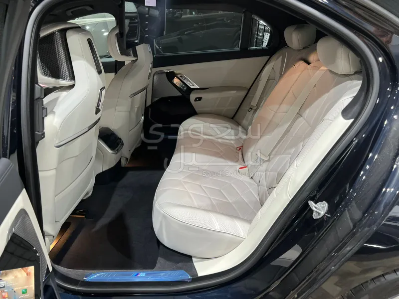 2026 بي ام دبليو الفئة السابعة 735أي