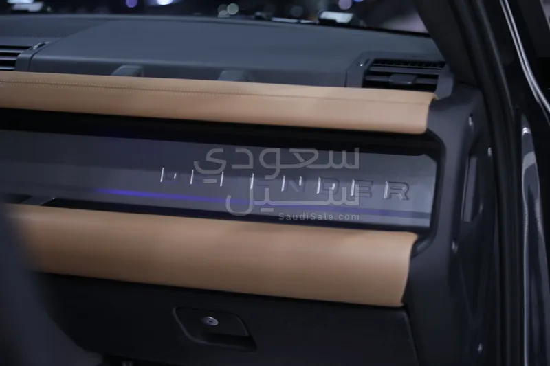 2025 لاند روفر ديفيندر