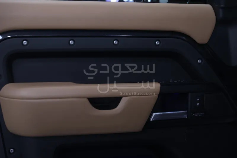 2025 لاند روفر ديفيندر