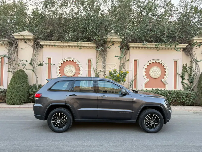 2017 جييب جراند شيروكي تريل هوك