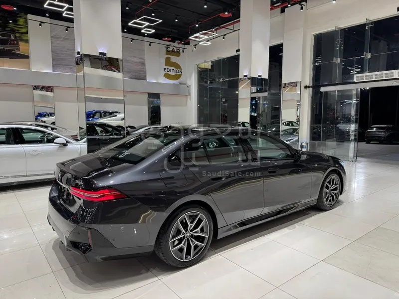 2024 بي ام دبليو الفئة الخامسة 520 أي إم كت