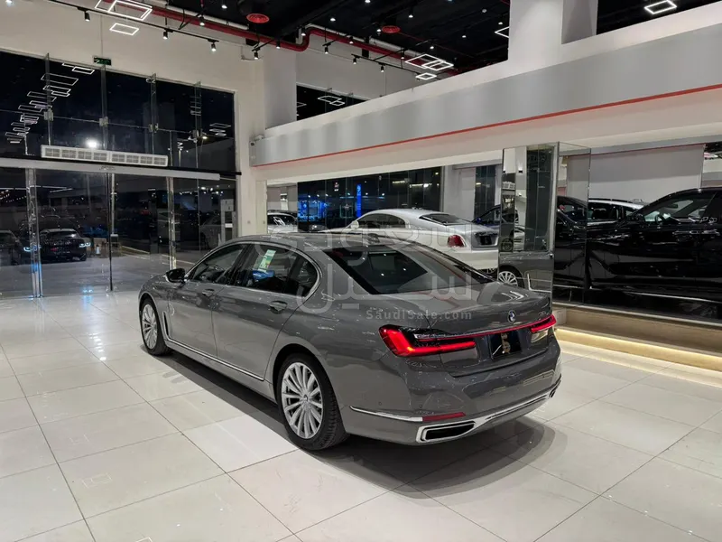 2021 بي ام دبليو الفئة السابعة 730 إل أي