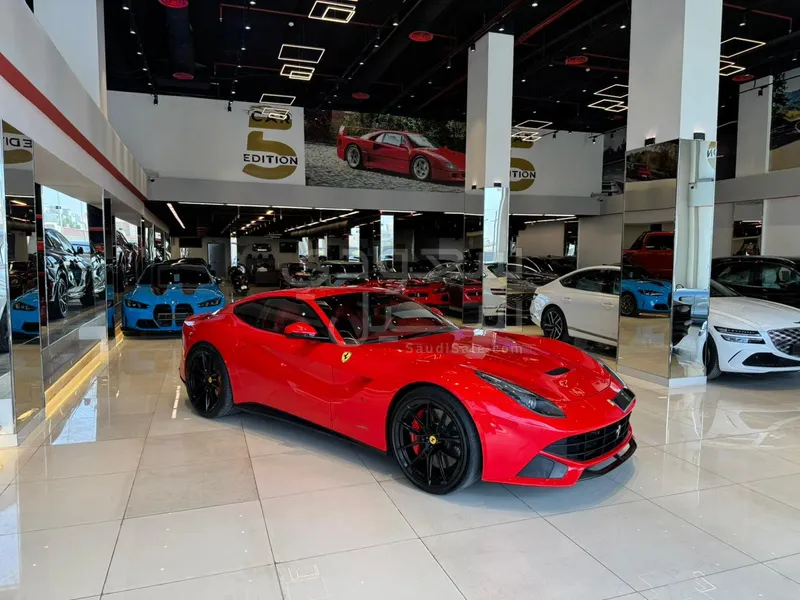 2016 فيراري اف 12