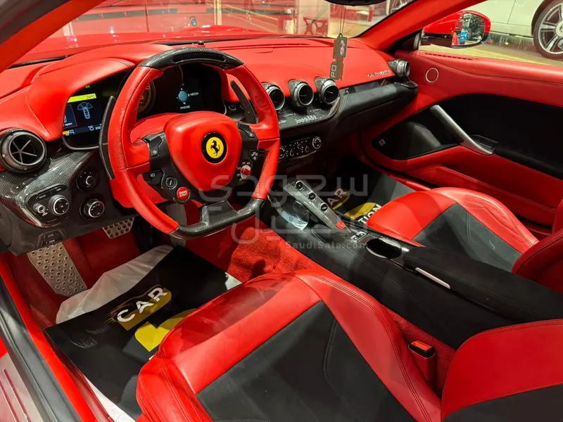 2016 فيراري اف 12