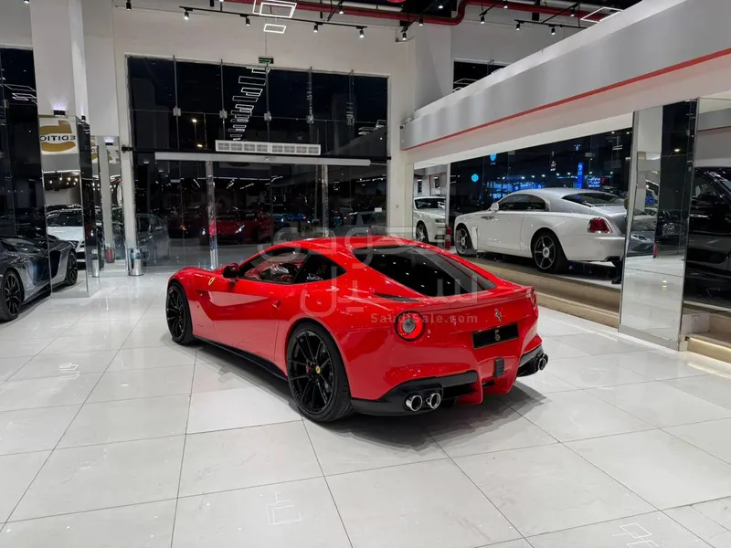 2016 فيراري اف 12