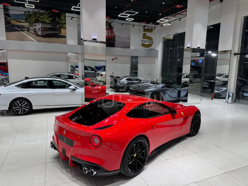 2016 فيراري اف 12