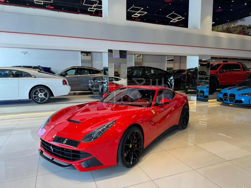 2016 فيراري اف 12