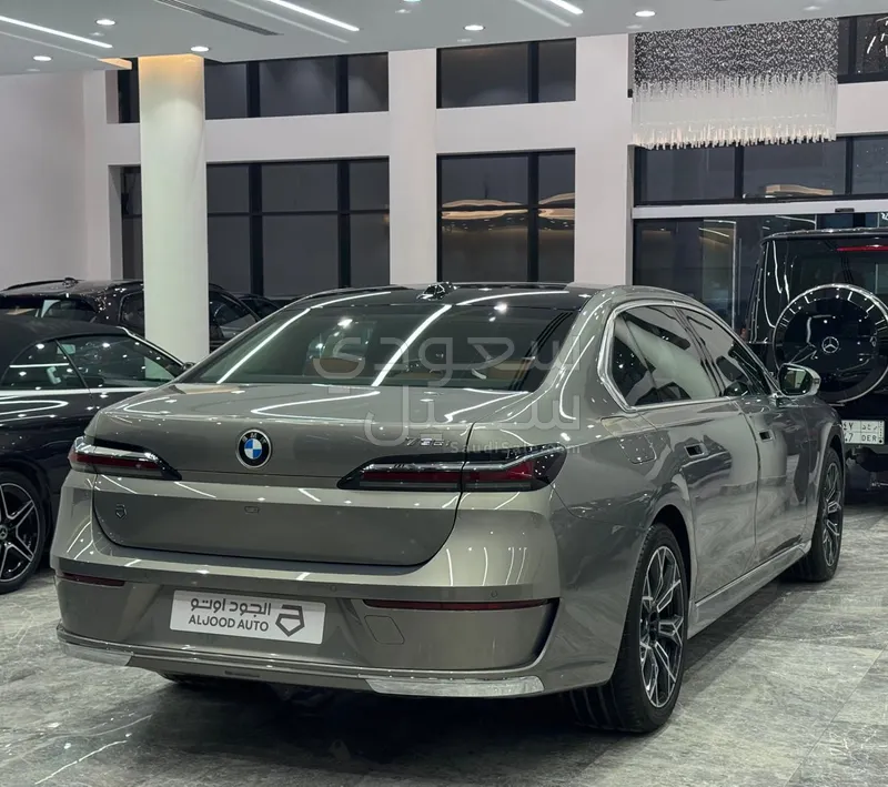 2026 بي ام دبليو الفئة السابعة 735أي