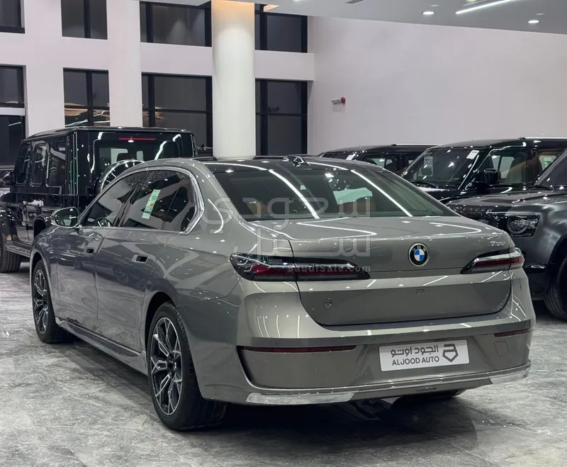 2026 بي ام دبليو الفئة السابعة 735أي