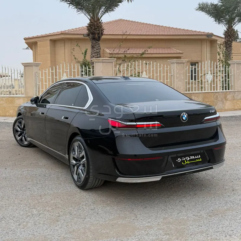 2024 بي ام دبليو الفئة السابعة 735 إل أي