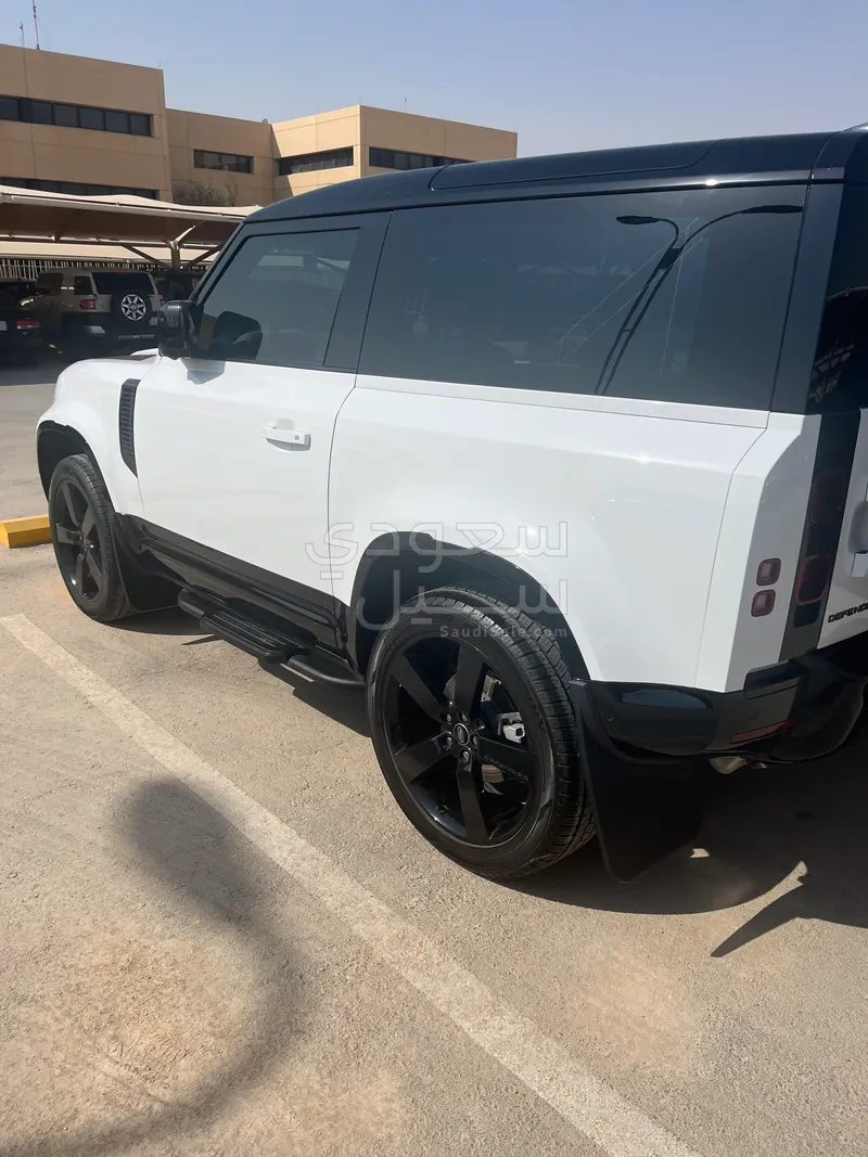 2024 لاند روفر ديفيندر 90