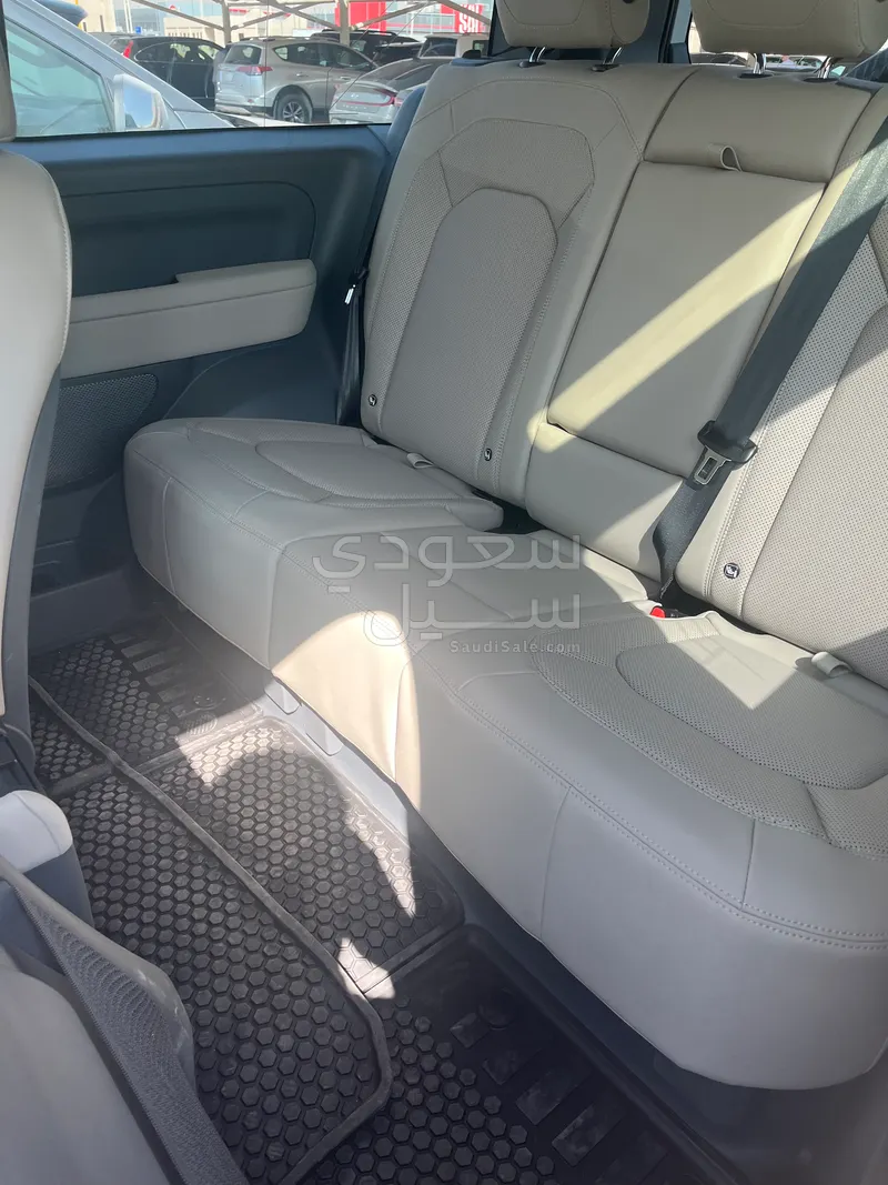 2024 لاند روفر ديفيندر 90